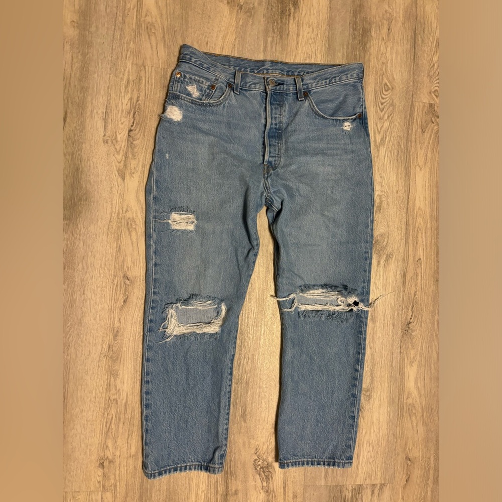 Ripped Levi Demin Jeans size 31x26